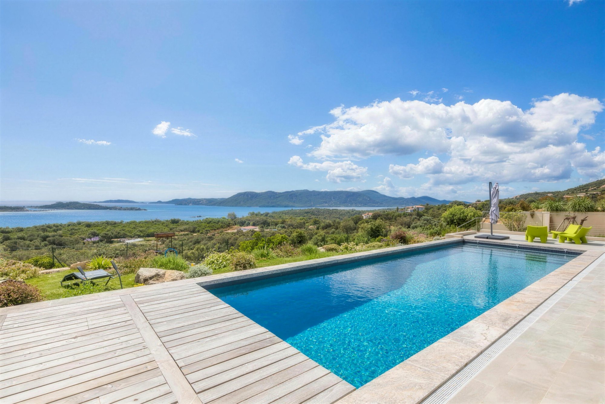 La piscine de la Villa Giulio ouverte sur tout le golfe de Porto-Vecchio