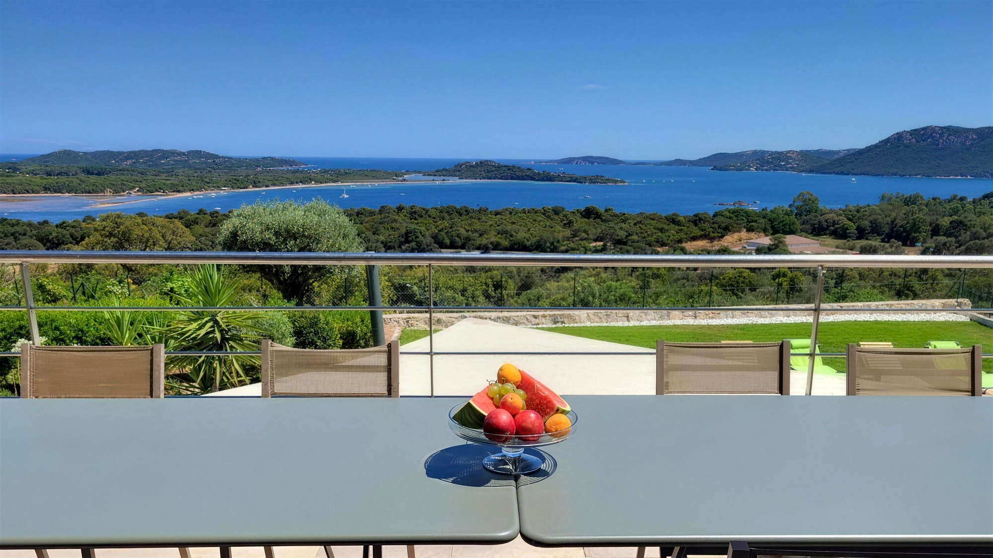 Le golfe de Porto-Vecchio en enfilade depuis la terrasse de la Villa Giulietta