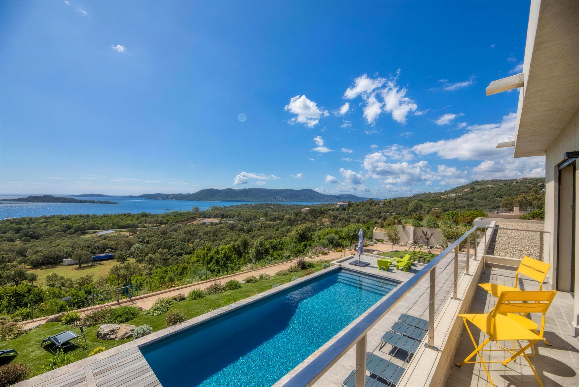 Vue plongeante sur la piscine et le golfe depuis l'étage de la Villa Giulio